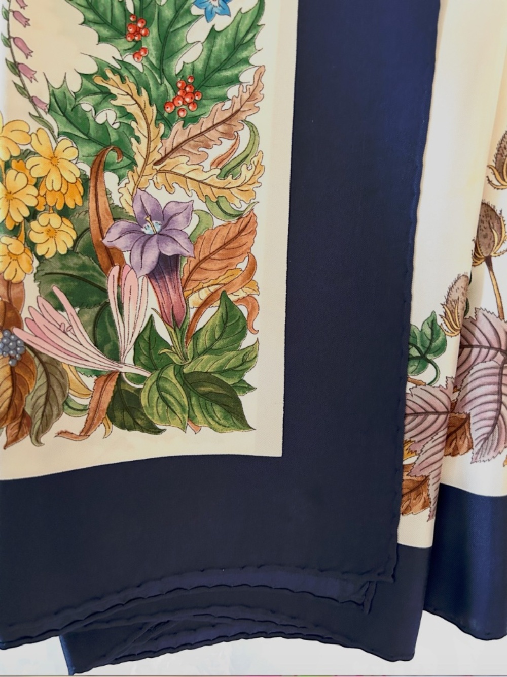GUCCI V. Accornero Winter Floral Pattern Scarf 100% Silk 34" x 34" ITALY VTG